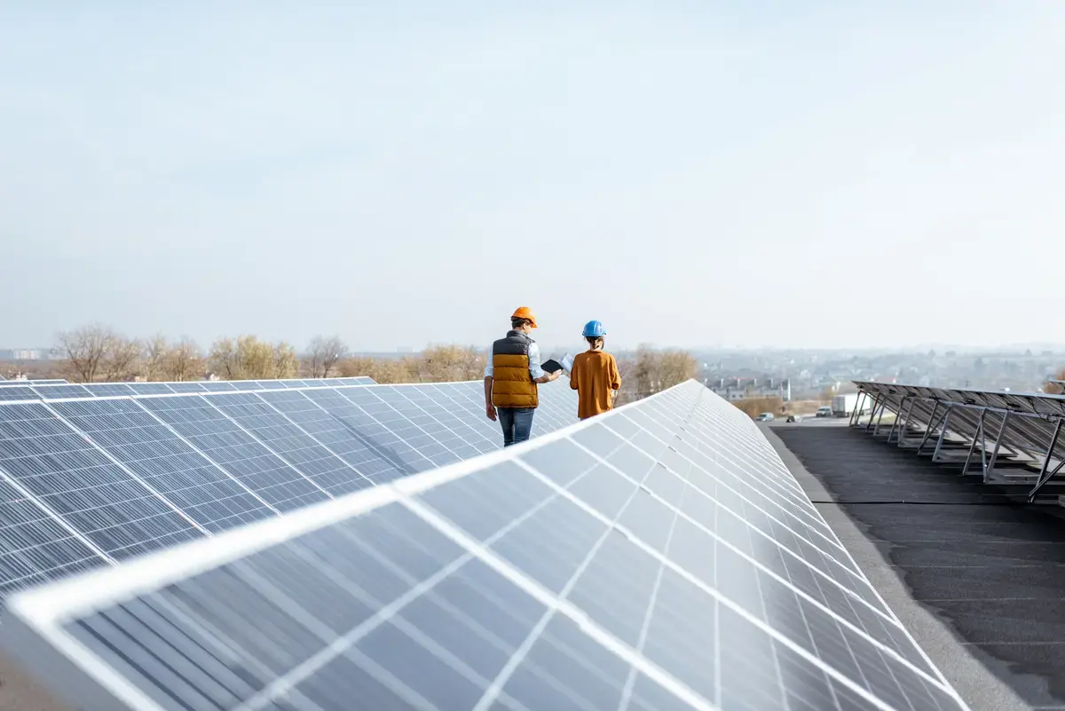 Inversor y batería de acumulación solar montados en la pared de una vivienda en Ciudad Real