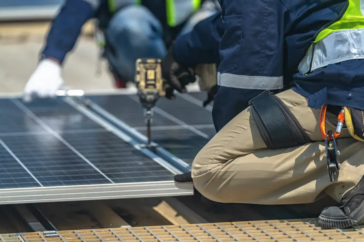 Técnicos instalando placas solares en una cubierta de Ciudad Real